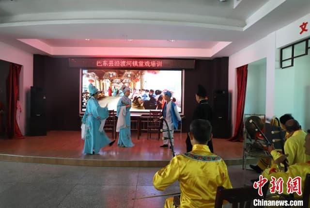 湖北巴东:让非遗传承人“手把手”教年轻人