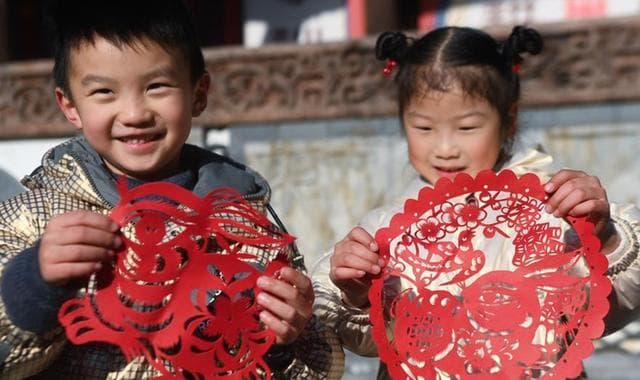 浙江湖州市长兴县李家巷：巧手剪纸迎兔年