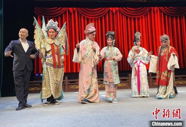 6国留学生西安“吼秦腔”:“一招一式”感悟传统文化