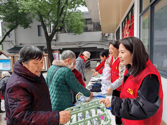 浙江省兰溪市云山街道云山社区:周五乐购市集:淘好物,助共富