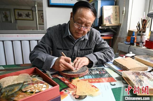 河北古稀皮影人幕布后的执着:让“土艺术”进校园 出国门