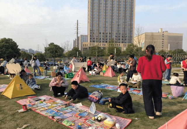 “护蕾市集”开出基层治理新画卷 湖南仙姑岭社区探索“党建+社企”共融模式