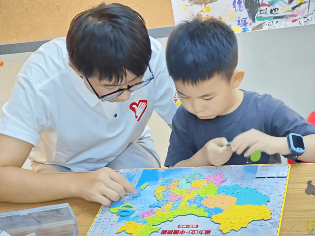 七彩假期绘童梦：数统学子在橡树园的志愿实践