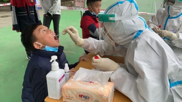 “妈妈，我可不可以抱抱你？”成都8岁娃测核酸碰巧遇上妈