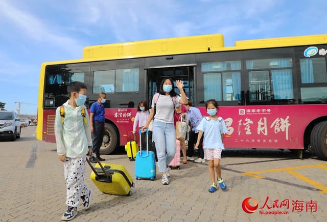 海南海口:首批健康管理驿站滞留旅客顺利离岛