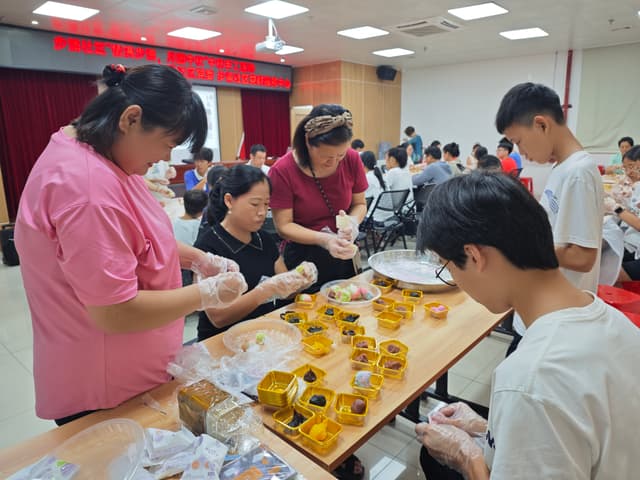 步涌志愿者：手工迎佳节，邻里共团圆