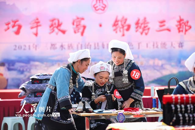 贵州三都：百名绣娘赛技艺 传非遗