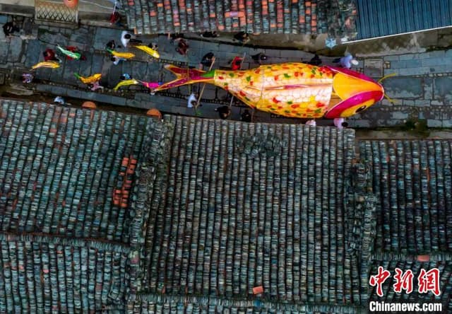 安徽宁国:千年古镇长桌宴 “三灯”齐聚庆端午