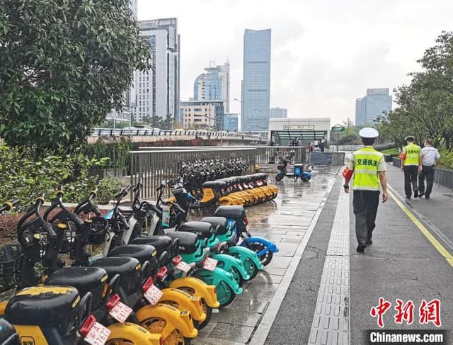 重庆轨道出入口5米内乱停共享单车 三企业被处罚