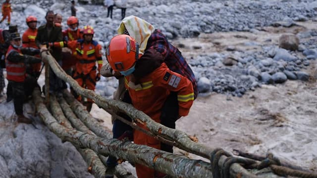 争分夺秒抢救生命!