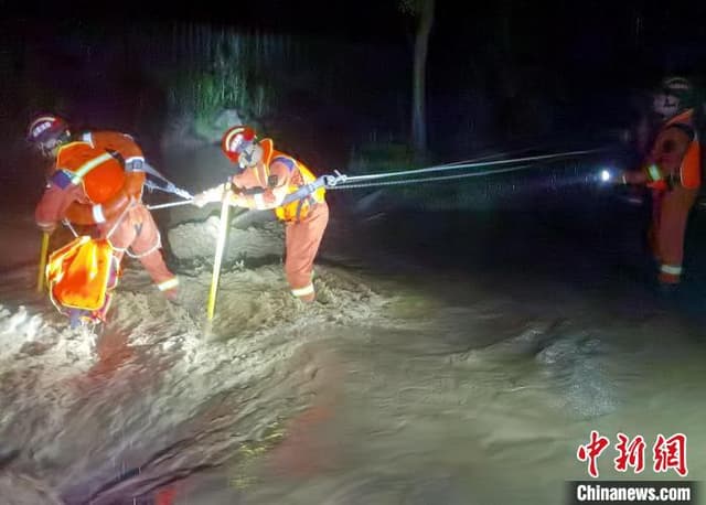 山西寿阳:河水暴涨村民被困 消防员雨夜出击