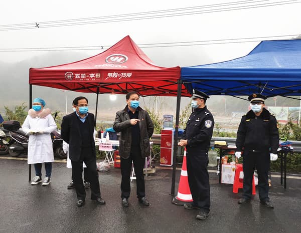 广西百色全域“不进不出” 群众吃饭就医如何保障?