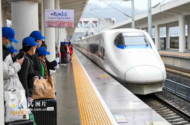 贵州:首趟务工动车专列从遵义发出
