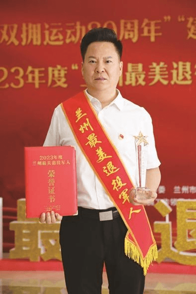 “兰州最美退役军人”何东阳:热心公益事业 永葆军人本色