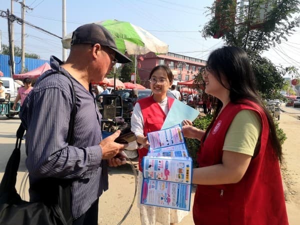 河北唐县:青年志愿者“走街串巷”忙宣讲