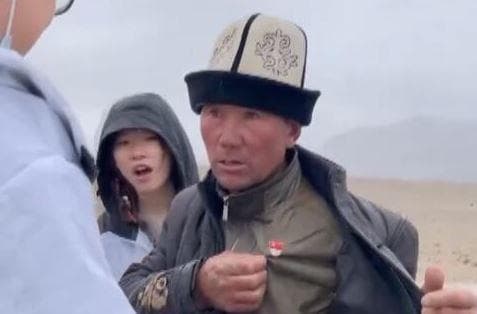 “我不要钱,你看这个”牧民大叔救助游客后亮党徽 获千万网友点赞