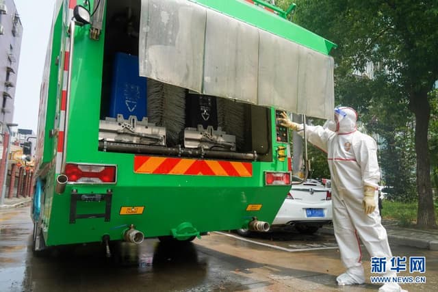 江苏扬州:做好全面消杀 筑牢“环卫防线”
