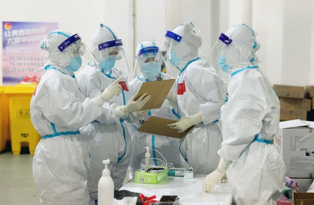 上海:世博展览中心方舱医院里的福建援沪医疗队