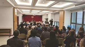 老人起诉子女给赡养费回家看望获支持 你常回家看看了吗？