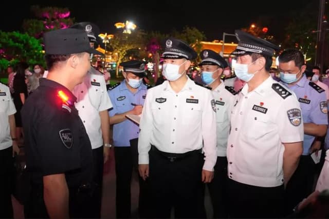 多地官员上街督导夏夜治安,有嫌疑人现场被抓