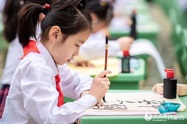 呼和浩特:书法润童心 墨香飘校园