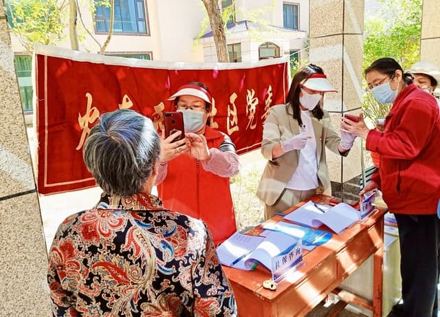 西宁城北区：“移动办公桌”焕发社区治理新活力