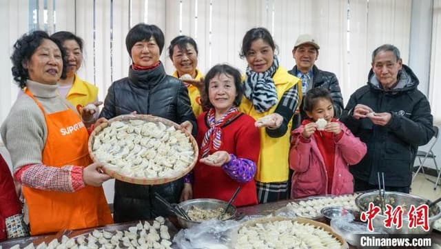 广西桂林:团圆饭暖心空巢老人及留守儿童