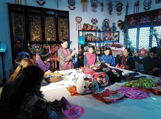 甘肃庆阳:千年技艺赶新潮 小香包做成大产业