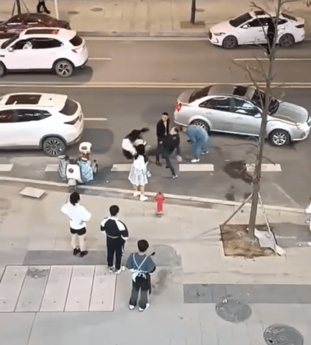 湖南邵阳警方通报男子当街踹倒殴打女子:犯罪嫌疑人已被刑拘