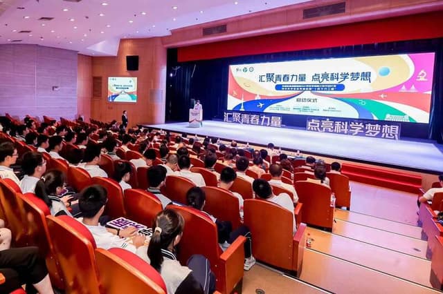 上海:让青年科学家带中学生“玩”