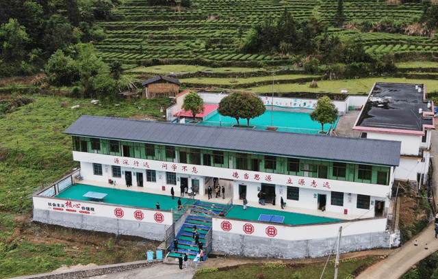 新华社报道10天后,这群山区孩子从“板房教室”搬进了新校园