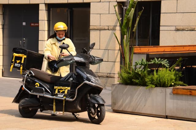 “易见而不可见”的女骑手:带着孩子送货是极少数,多为已婚状态