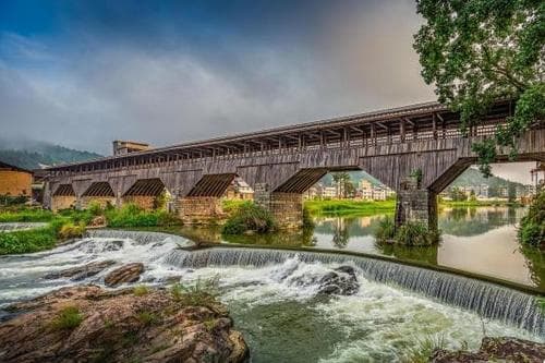 中国最长木拱古廊桥失火:恐成“遗梦”