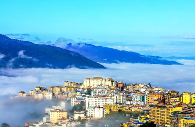 云南绿春:县城“建”在云上 航拍宛如“天空之城”