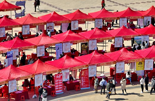 江西赣州：“春风送岗”助就业