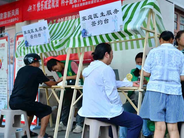 名医义诊+技艺体验+减盐妙招——湖南长沙湘雅路居民乐享中医药“盛宴”