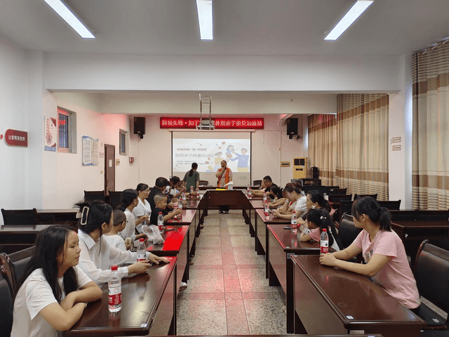 湖南省湘潭市岳塘区民政局创新家庭教育模式：“知子花开”浇灌2000家庭幸福树