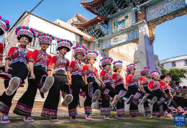 云南牟定:欢聚“三月会” 跃动左脚舞