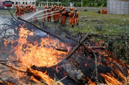 西藏林芝森火扑救:仍存在大量火点,数百人继续开设隔离带
