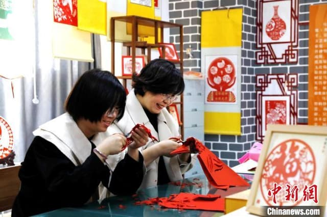 宁夏非遗艺人:痴醉剪纸间