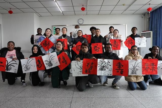 四川南充:外国留学生学书法、画国画 领略中国传统文化魅力