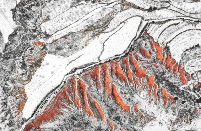 河南卢氏:雪映丹霞 山村如画