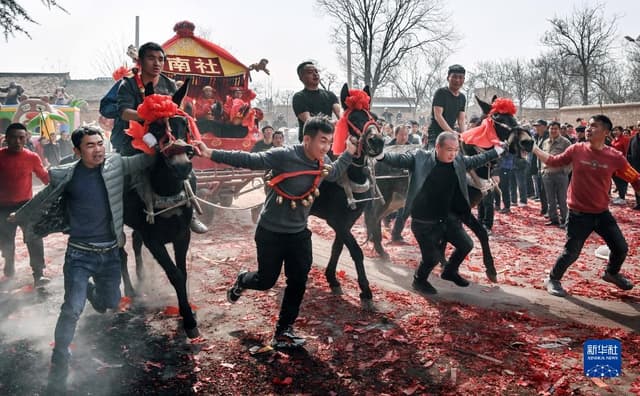 陕西大荔阿寿村:黄河岸边“文化村”里赛社火