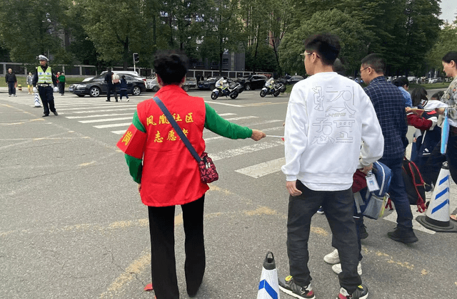 成都市温江区凤凰社区主办“多方携手·用爱护航”志愿护学岗